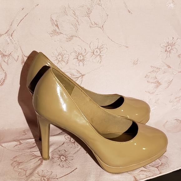 Tan high heels - Picture 2 of 3